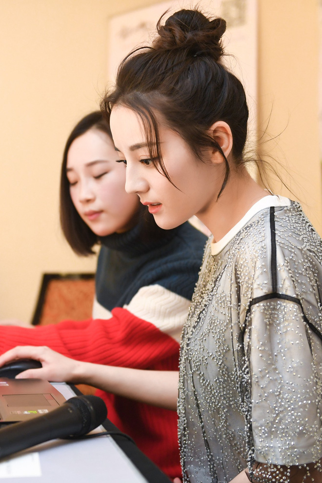 Địch Lệ Nhiệt Ba: Đằng sau vẻ đẹp kiêu sa là một nữ hán tử bản lĩnh không chấp nhận định kiến bình hoa di động Địch Lệ Nhiệt Ba: Đằng sau vẻ đẹp kiêu sa là một nữ hán tử bản lĩnh không chấp nhận định kiến bình hoa di động