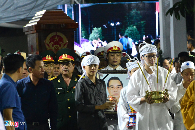 Người dân đứng bên đường tiễn linh cữu nguyên Thủ tướng Phan Văn Khải