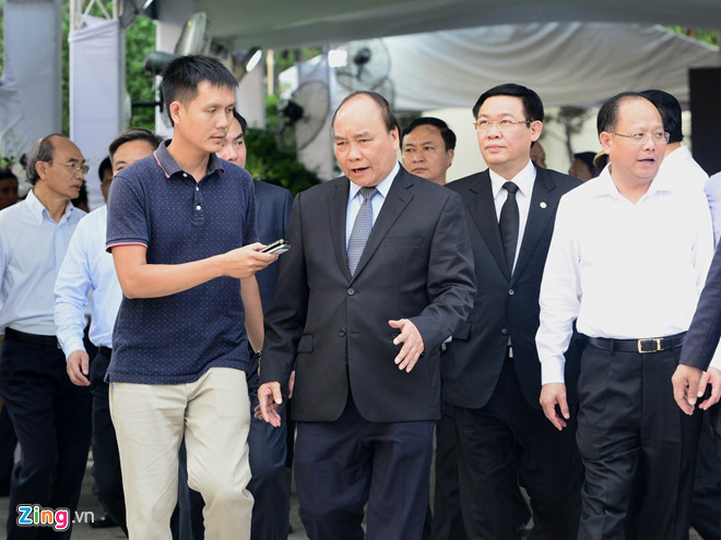 Người dân đứng bên đường tiễn linh cữu nguyên Thủ tướng Phan Văn Khải