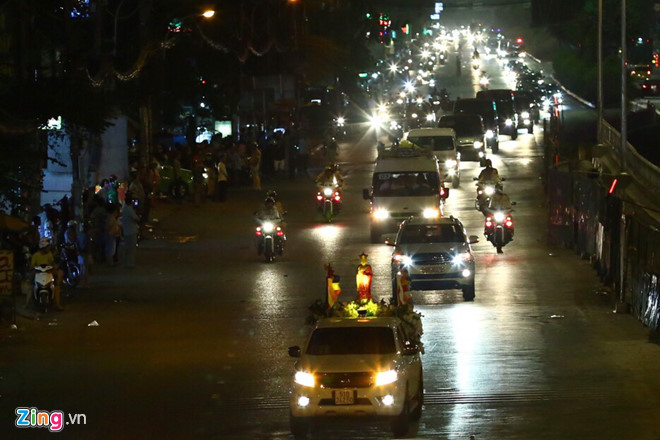 Người dân đứng bên đường tiễn linh cữu nguyên Thủ tướng Phan Văn Khải