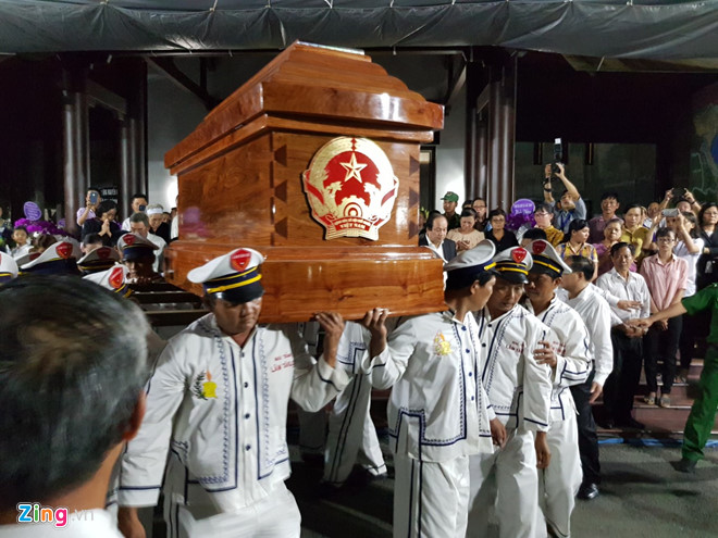 Người dân đứng bên đường tiễn linh cữu nguyên Thủ tướng Phan Văn Khải