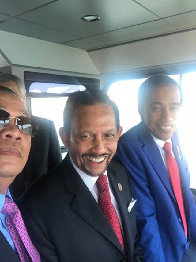 Chùm ảnh: Tinh thần selfie cao độ của Thủ tướng Campuchia cùng các nguyên thủ ASEAN