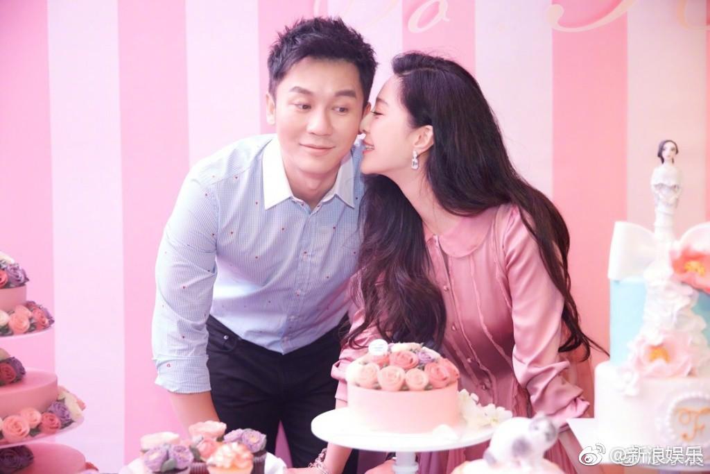 Sự thật về thiệp cưới thiết kế tinh tế của Phạm Băng Băng và Lý Thần Sự thật về thiệp cưới thiết kế tinh tế của Phạm Băng Băng và Lý Thần