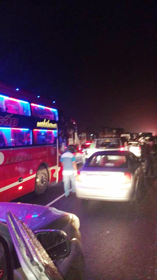 4 vụ tai nạn liên tiếp gây ùn tắc suốt 7 tiếng trên cao tốc Pháp Vân, đến nửa đêm nhiều người vẫn than trời vì không thể nhúc nhích