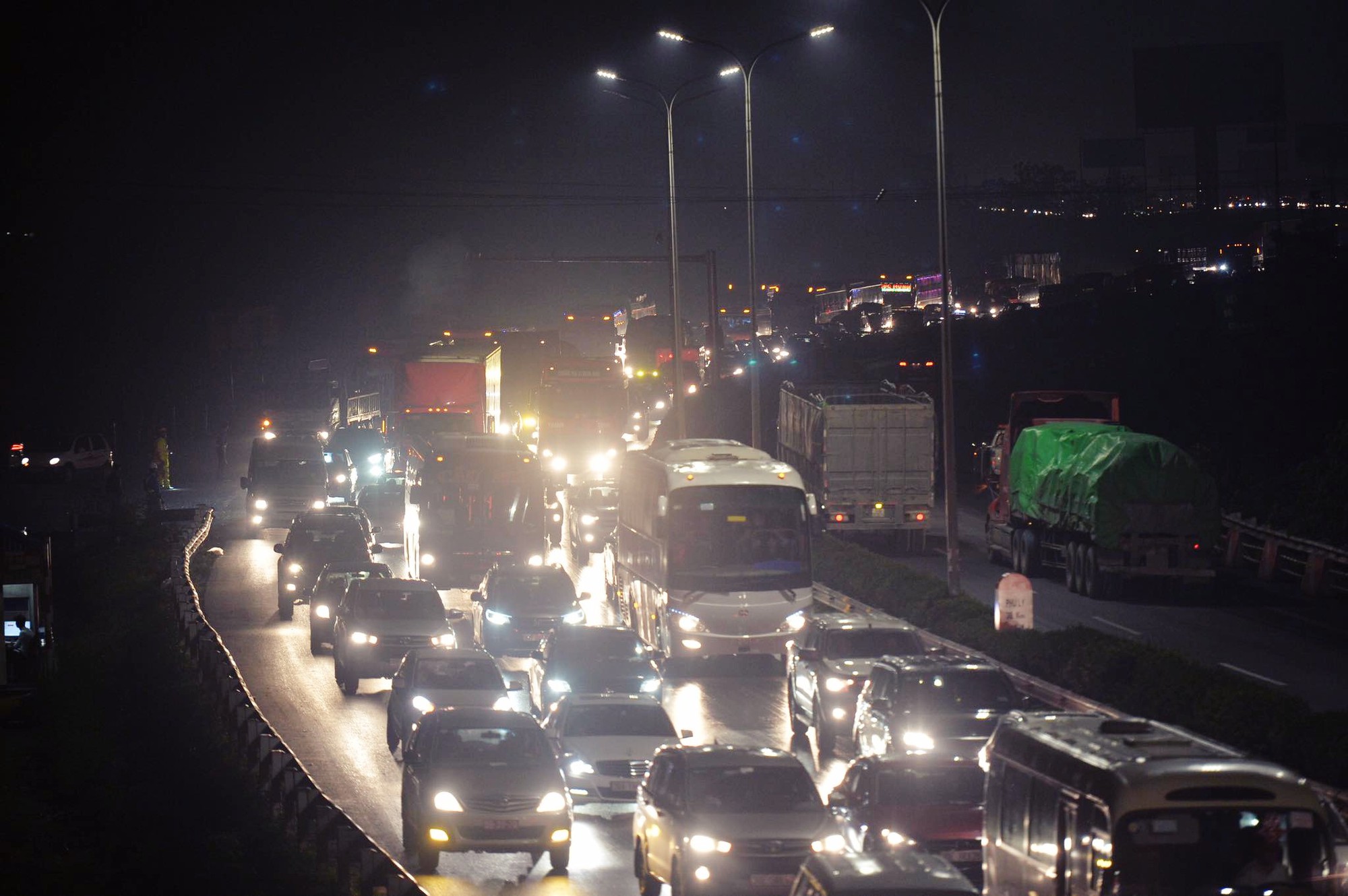 4 vụ tai nạn liên tiếp gây ùn tắc suốt 7 tiếng trên cao tốc Pháp Vân, đến nửa đêm nhiều người vẫn than trời vì không thể nhúc nhích