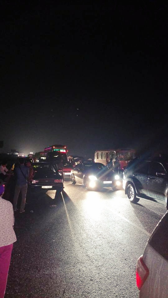 4 vụ tai nạn liên tiếp gây ùn tắc suốt 7 tiếng trên cao tốc Pháp Vân, đến nửa đêm nhiều người vẫn than trời vì không thể nhúc nhích