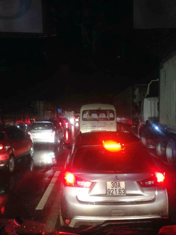 4 vụ tai nạn liên tiếp gây ùn tắc suốt 7 tiếng trên cao tốc Pháp Vân, đến nửa đêm nhiều người vẫn than trời vì không thể nhúc nhích