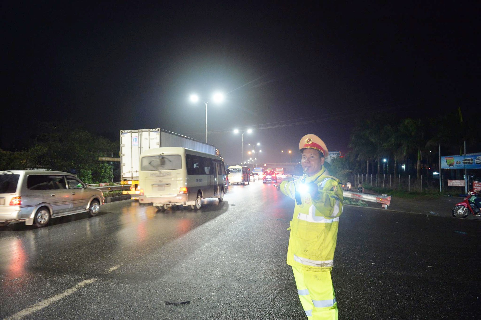 4 vụ tai nạn liên tiếp gây ùn tắc suốt 7 tiếng trên cao tốc Pháp Vân, đến nửa đêm nhiều người vẫn than trời vì không thể nhúc nhích