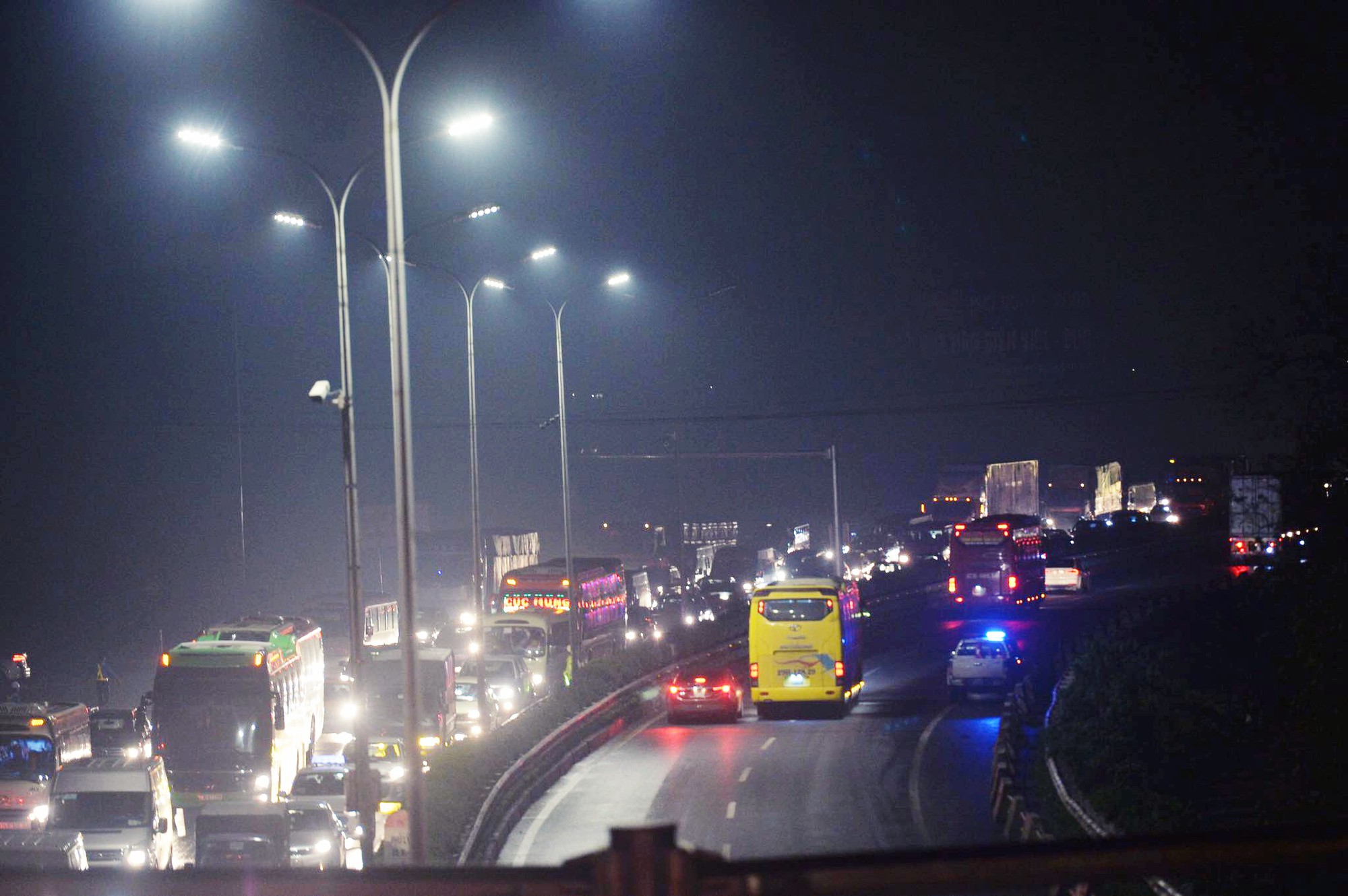 4 vụ tai nạn liên tiếp gây ùn tắc suốt 7 tiếng trên cao tốc Pháp Vân, đến nửa đêm nhiều người vẫn than trời vì không thể nhúc nhích