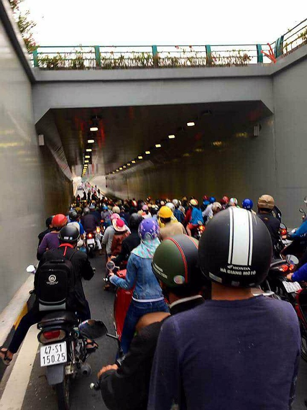 Đà Nẵng: Dân lội nước qua hầm chui trăm tỷ dù trời không mưa