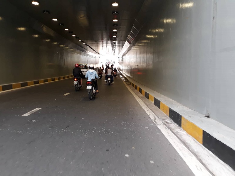 Đà Nẵng: Dân lội nước qua hầm chui trăm tỷ dù trời không mưa