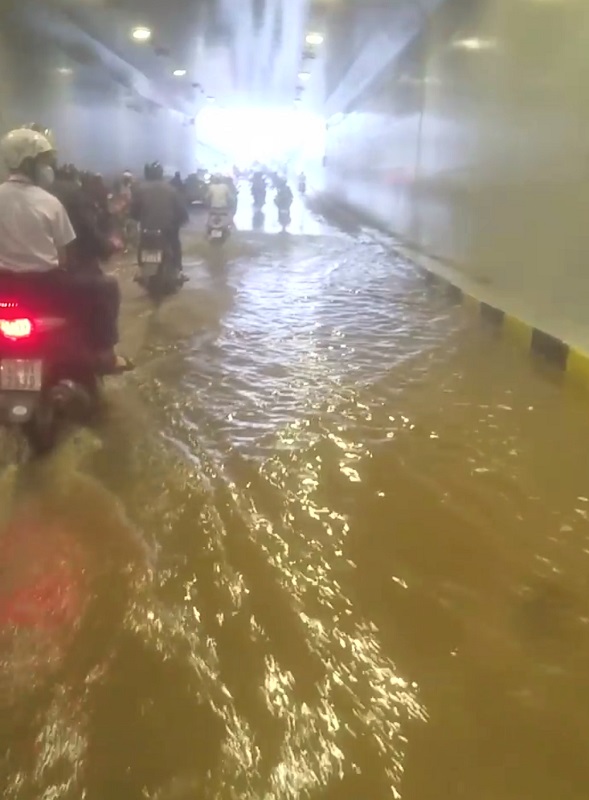 Đà Nẵng: Dân lội nước qua hầm chui trăm tỷ dù trời không mưa