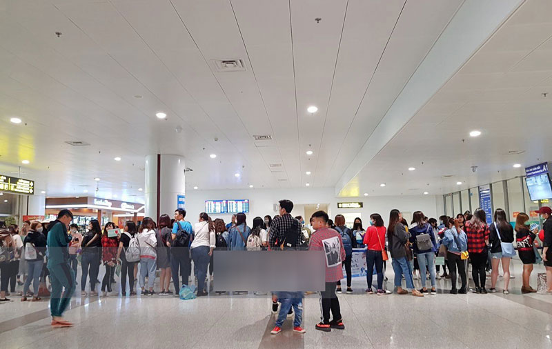 Ngộ Không Lee Seung Gi tươi rói nhận hoa, Yook Sung Jae điển trai giữa đám đông fan phấn khích tại sân bay Nội Bài