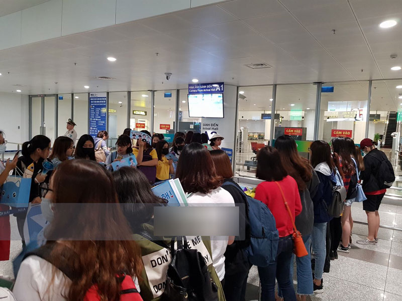 Ngộ Không Lee Seung Gi tươi rói nhận hoa, Yook Sung Jae điển trai giữa đám đông fan phấn khích tại sân bay Nội Bài Ngộ Không Lee Seung Gi tươi rói nhận hoa, Yook Sung Jae điển trai giữa đám đông fan phấn khích tại sân bay Nội Bài
