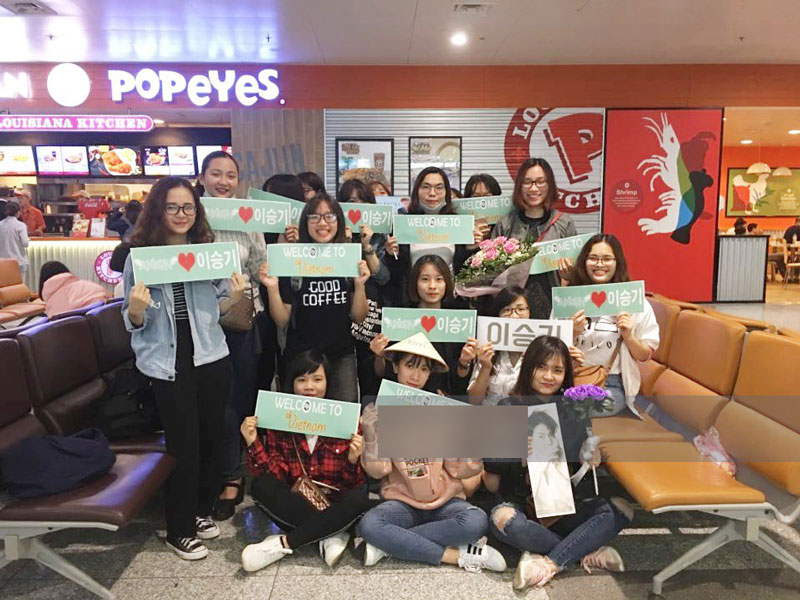 Ngộ Không Lee Seung Gi tươi rói nhận hoa, Yook Sung Jae điển trai giữa đám đông fan phấn khích tại sân bay Nội Bài Ngộ Không Lee Seung Gi tươi rói nhận hoa, Yook Sung Jae điển trai giữa đám đông fan phấn khích tại sân bay Nội Bài