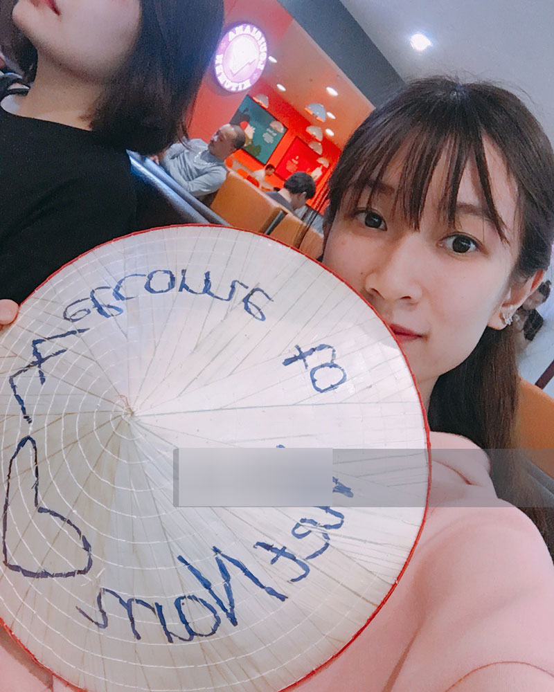 Ngộ Không Lee Seung Gi tươi rói nhận hoa, Yook Sung Jae điển trai giữa đám đông fan phấn khích tại sân bay Nội Bài