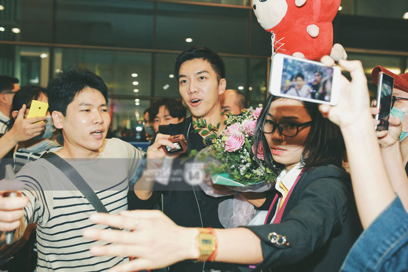 Ngộ Không Lee Seung Gi tươi rói nhận hoa, Yook Sung Jae điển trai giữa đám đông fan phấn khích tại sân bay Nội Bài Ngộ Không Lee Seung Gi tươi rói nhận hoa, Yook Sung Jae điển trai giữa đám đông fan phấn khích tại sân bay Nội Bài