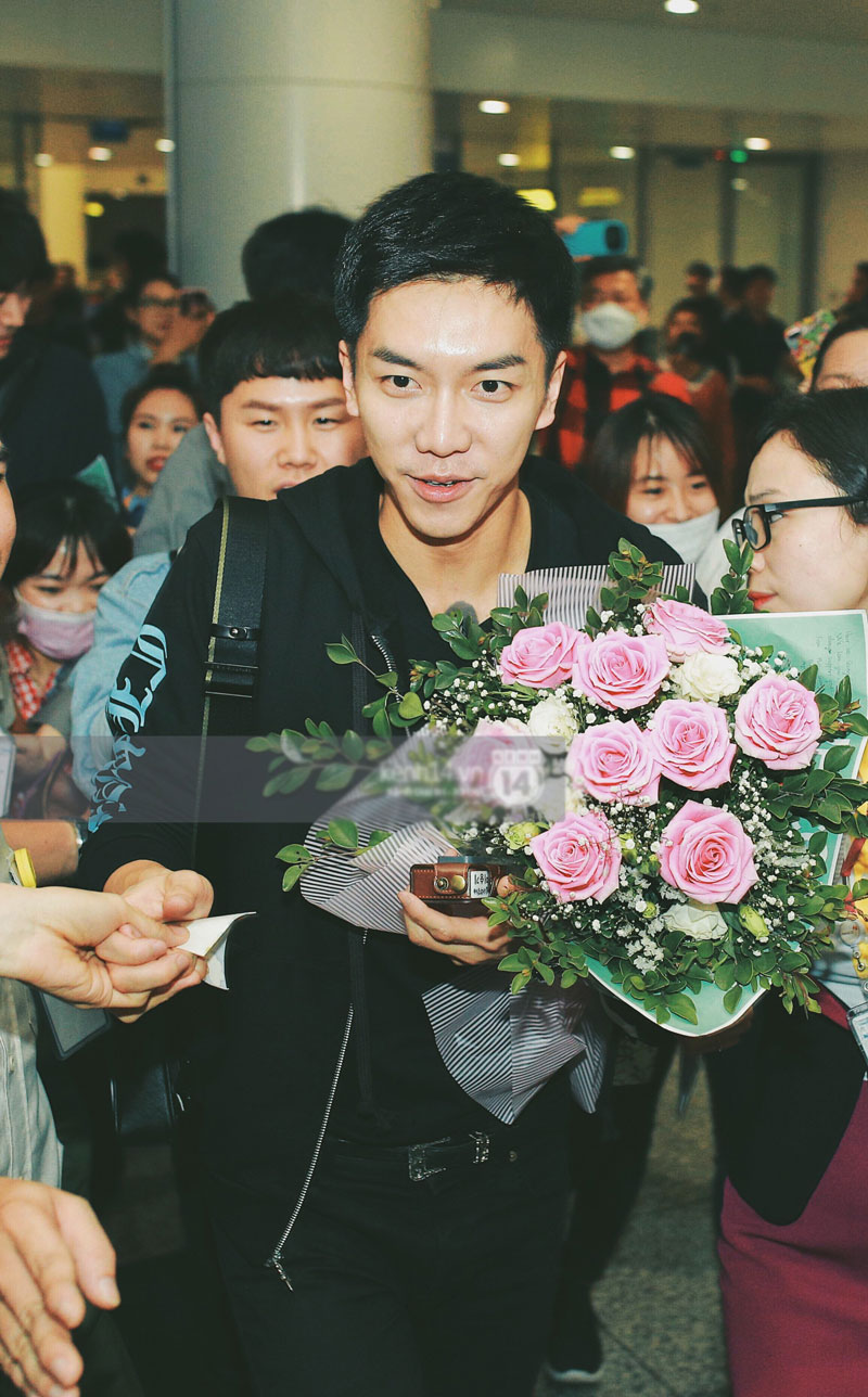 Ngộ Không Lee Seung Gi tươi rói nhận hoa, Yook Sung Jae điển trai giữa đám đông fan phấn khích tại sân bay Nội Bài
