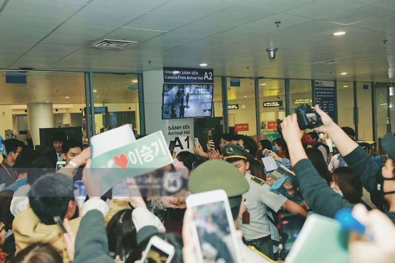 Ngộ Không Lee Seung Gi tươi rói nhận hoa, Yook Sung Jae điển trai giữa đám đông fan phấn khích tại sân bay Nội Bài