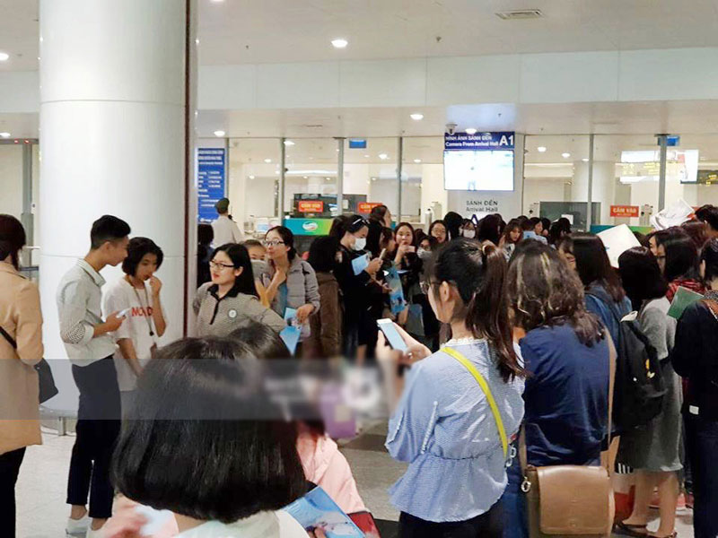 Ngộ Không Lee Seung Gi tươi rói nhận hoa, Yook Sung Jae điển trai giữa đám đông fan phấn khích tại sân bay Nội Bài Ngộ Không Lee Seung Gi tươi rói nhận hoa, Yook Sung Jae điển trai giữa đám đông fan phấn khích tại sân bay Nội Bài