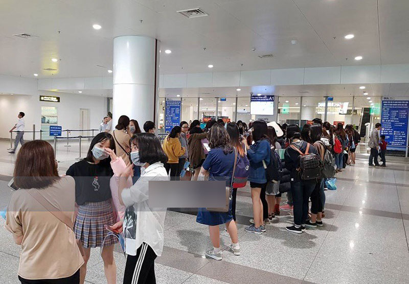 Ngộ Không Lee Seung Gi tươi rói nhận hoa, Yook Sung Jae điển trai giữa đám đông fan phấn khích tại sân bay Nội Bài Ngộ Không Lee Seung Gi tươi rói nhận hoa, Yook Sung Jae điển trai giữa đám đông fan phấn khích tại sân bay Nội Bài