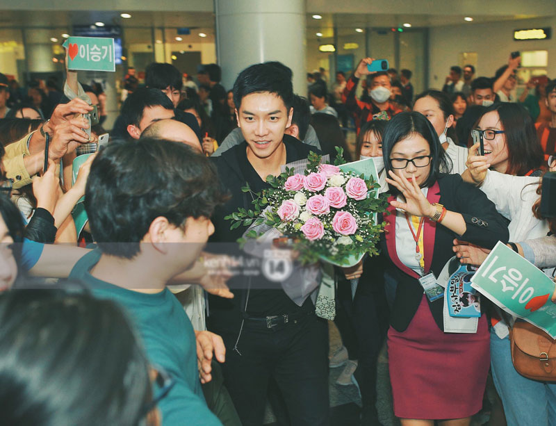 Ngộ Không Lee Seung Gi tươi rói nhận hoa, Yook Sung Jae điển trai giữa đám đông fan phấn khích tại sân bay Nội Bài Ngộ Không Lee Seung Gi tươi rói nhận hoa, Yook Sung Jae điển trai giữa đám đông fan phấn khích tại sân bay Nội Bài
