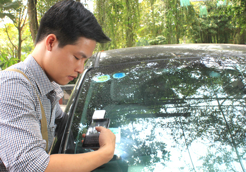 Chủ xe nêu nhiều lo ngại khi dán thẻ thu phí không dừng