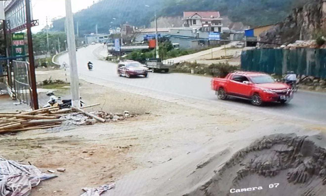 Xuất hiện thông tin mới vụ cây hoa hồng đắt giá bị người lạ đánh ô tô vào tận nhà cuỗm mất