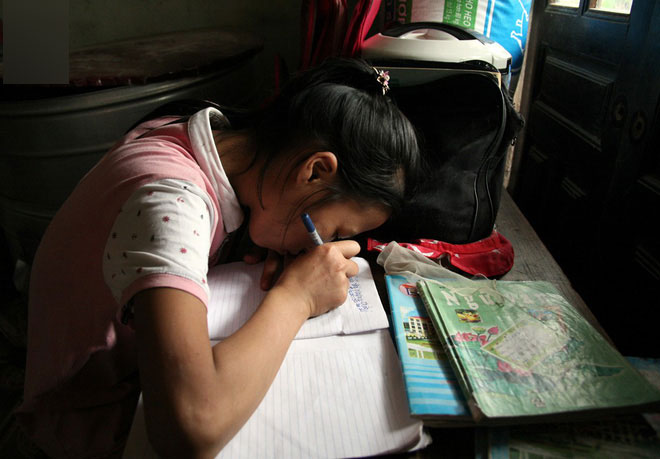 Nghẹn lòng cảnh đứa trẻ khát sữa nhìn chằm chằm ngực sưng tấy của mẹ vì bị ung thư vú trong gia đình có tới 4 người mù