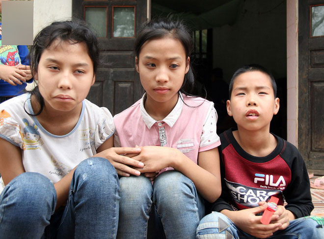 Nghẹn lòng cảnh đứa trẻ khát sữa nhìn chằm chằm ngực sưng tấy của mẹ vì bị ung thư vú trong gia đình có tới 4 người mù