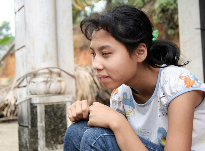 Nghẹn lòng cảnh đứa trẻ khát sữa nhìn chằm chằm ngực sưng tấy của mẹ vì bị ung thư vú trong gia đình có tới 4 người mù