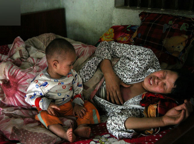 Nghẹn lòng cảnh đứa trẻ khát sữa nhìn chằm chằm ngực sưng tấy của mẹ vì bị ung thư vú trong gia đình có tới 4 người mù