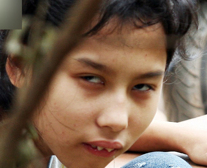 Nghẹn lòng cảnh đứa trẻ khát sữa nhìn chằm chằm ngực sưng tấy của mẹ vì bị ung thư vú trong gia đình có tới 4 người mù