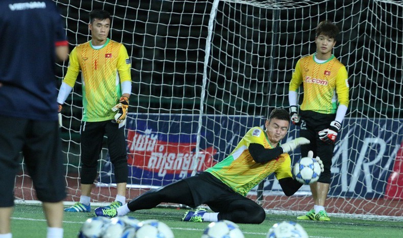 HLV Park Hang Seo xuống sân chúc mừng, Tiến Dũng sẽ bắt chính ở đội tuyển Việt Nam?