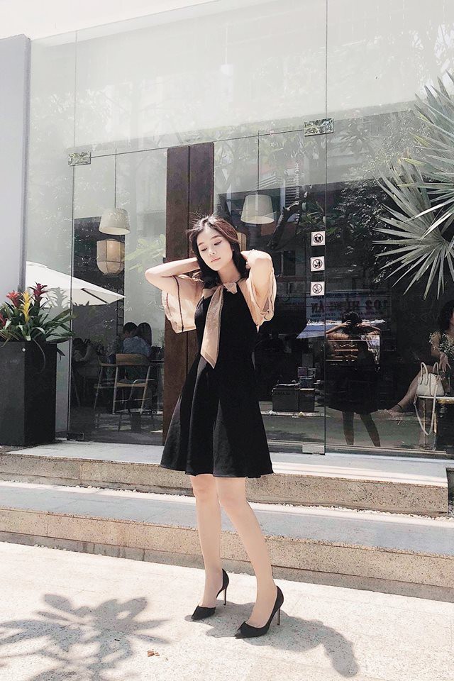 Hoàng Yến Chibi đụng ngay đầm mà Hoàng Thùy Linh vừa diện cách đây vài ngày