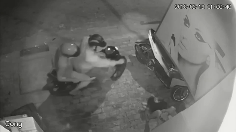 Bất ngờ bị 2 đối tượng dùng thòng lọng cướp chó, thanh niên cố giữ lại bị kéo lê hàng chục mét trên đường Bất ngờ bị 2 đối tượng dùng thòng lọng cướp chó, thanh niên cố giữ lại bị kéo lê hàng chục mét trên đường