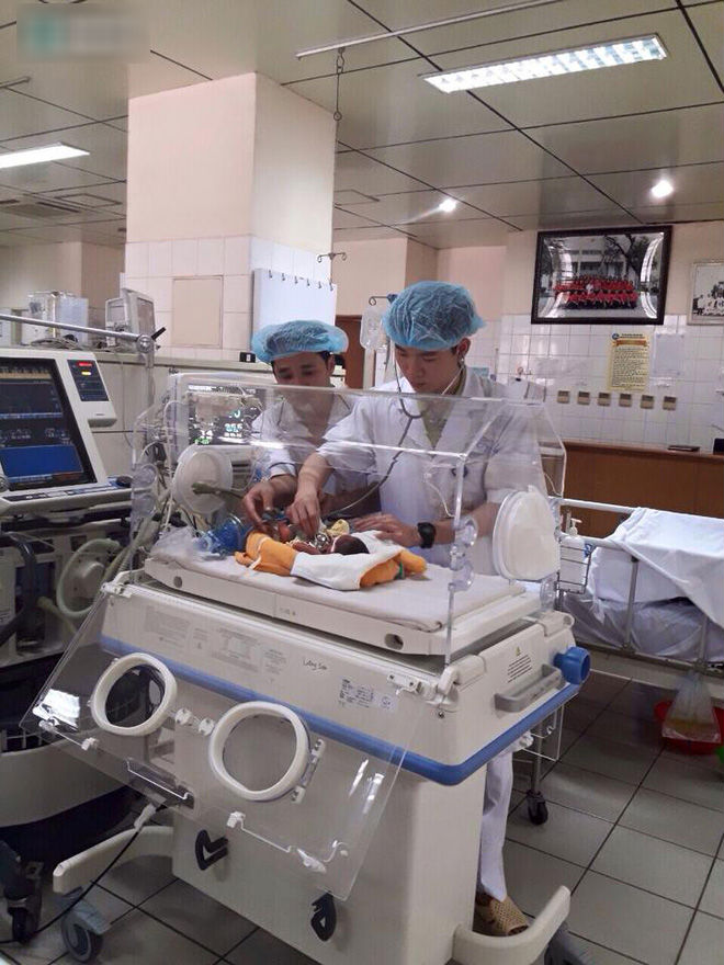 Bị truy tố, bác sĩ Hoàng Công Lương vẫn mệt mài làm việc, cứu người