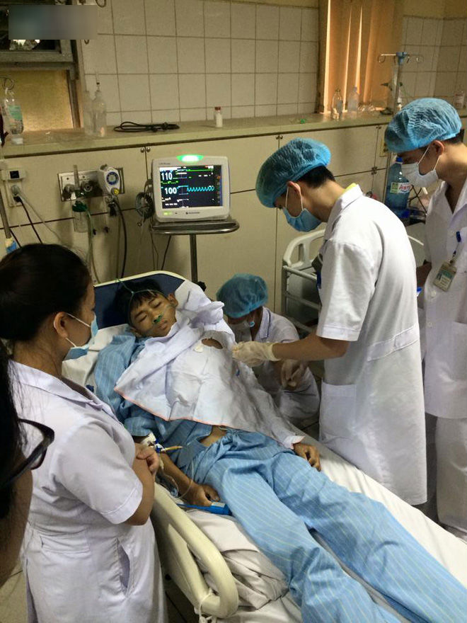 Bị truy tố, bác sĩ Hoàng Công Lương vẫn mệt mài làm việc, cứu người