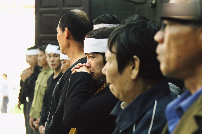 Đồng đội nghẹn ngào tiễn đưa chiến sĩ PCCC hy sinh trên đường đi cứu nạn cứu hộ trên cao tốc Pháp Vân