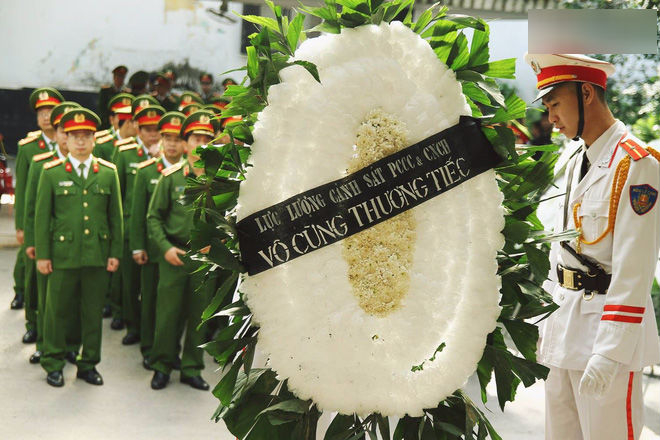 Đồng đội nghẹn ngào tiễn đưa chiến sĩ PCCC hy sinh trên đường đi cứu nạn cứu hộ trên cao tốc Pháp Vân