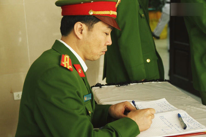 Đồng đội nghẹn ngào tiễn đưa chiến sĩ PCCC hy sinh trên đường đi cứu nạn cứu hộ trên cao tốc Pháp Vân