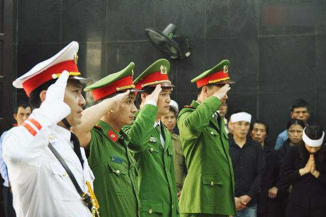 Đồng đội nghẹn ngào tiễn đưa chiến sĩ PCCC hy sinh trên đường đi cứu nạn cứu hộ trên cao tốc Pháp Vân