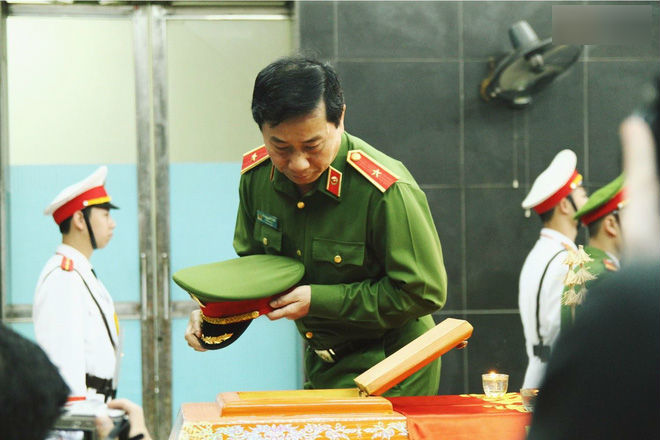 Đồng đội nghẹn ngào tiễn đưa chiến sĩ PCCC hy sinh trên đường đi cứu nạn cứu hộ trên cao tốc Pháp Vân Đồng đội nghẹn ngào tiễn đưa chiến sĩ PCCC hy sinh trên đường đi cứu nạn cứu hộ trên cao tốc Pháp Vân