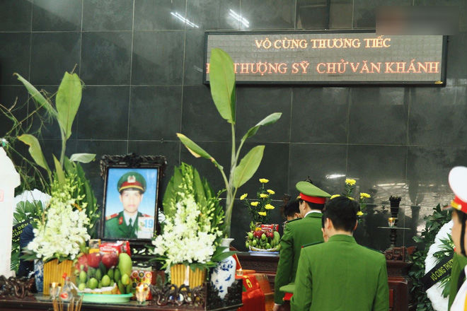 Đồng đội nghẹn ngào tiễn đưa chiến sĩ PCCC hy sinh trên đường đi cứu nạn cứu hộ trên cao tốc Pháp Vân