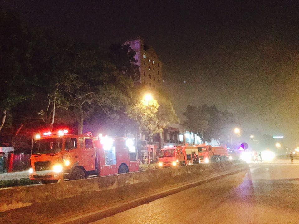 Tiếng nổ rầm trời phát ra từ nhà hàng 2 tầng ở Nghệ An, kính vỡ tung toé trong đêm