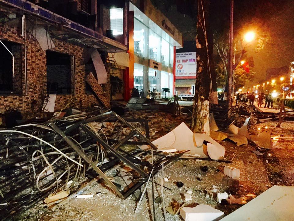 Tiếng nổ rầm trời phát ra từ nhà hàng 2 tầng ở Nghệ An, kính vỡ tung toé trong đêm