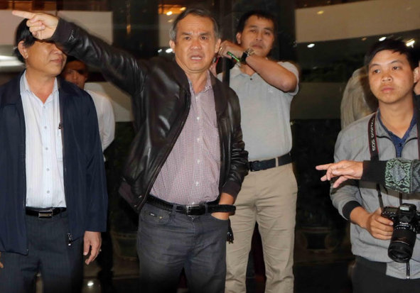 Bầu Đức không quan tâm lời kêu gọi đừng bỏ bóng đá của bầu Tú