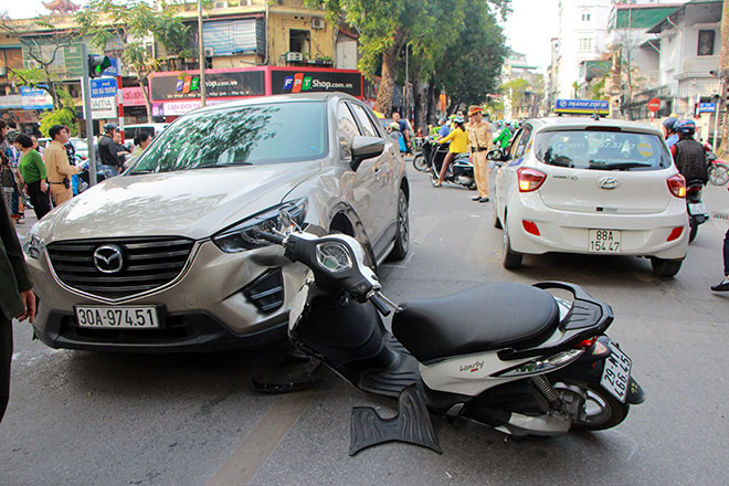 Ô tô vượt đèn đỏ, húc bay hàng loạt xe máy ở Hà Nội