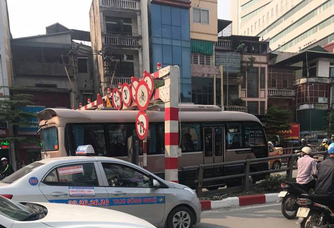 Hà Nội: Xe khách cố leo lên cầu vượt rồi mắc kẹt luôn ở thanh chắn vì cao quá cỡ cho phép