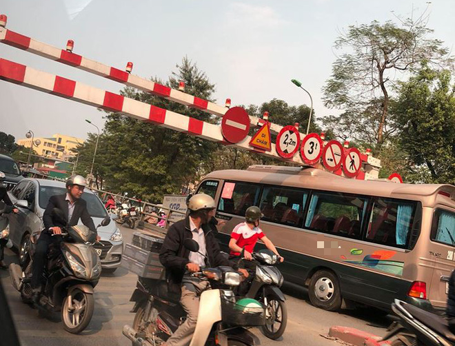 Hà Nội: Xe khách cố leo lên cầu vượt rồi mắc kẹt luôn ở thanh chắn vì cao quá cỡ cho phép Hà Nội: Xe khách cố leo lên cầu vượt rồi mắc kẹt luôn ở thanh chắn vì cao quá cỡ cho phép